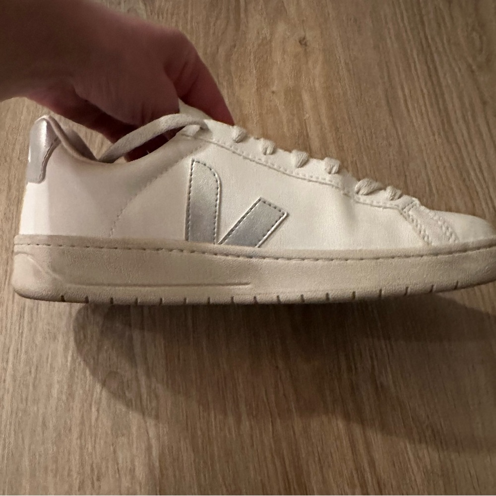 Veja women’s urca sneakers white silver size 39/ 8